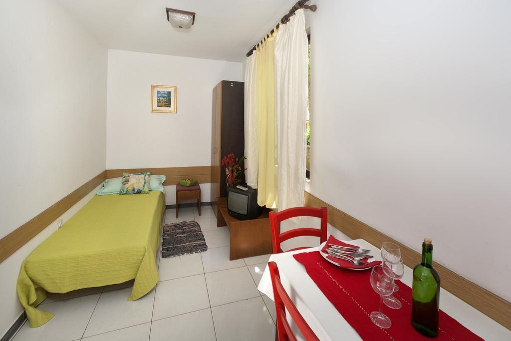Apartments Mladenka ポレッチ 部屋 写真